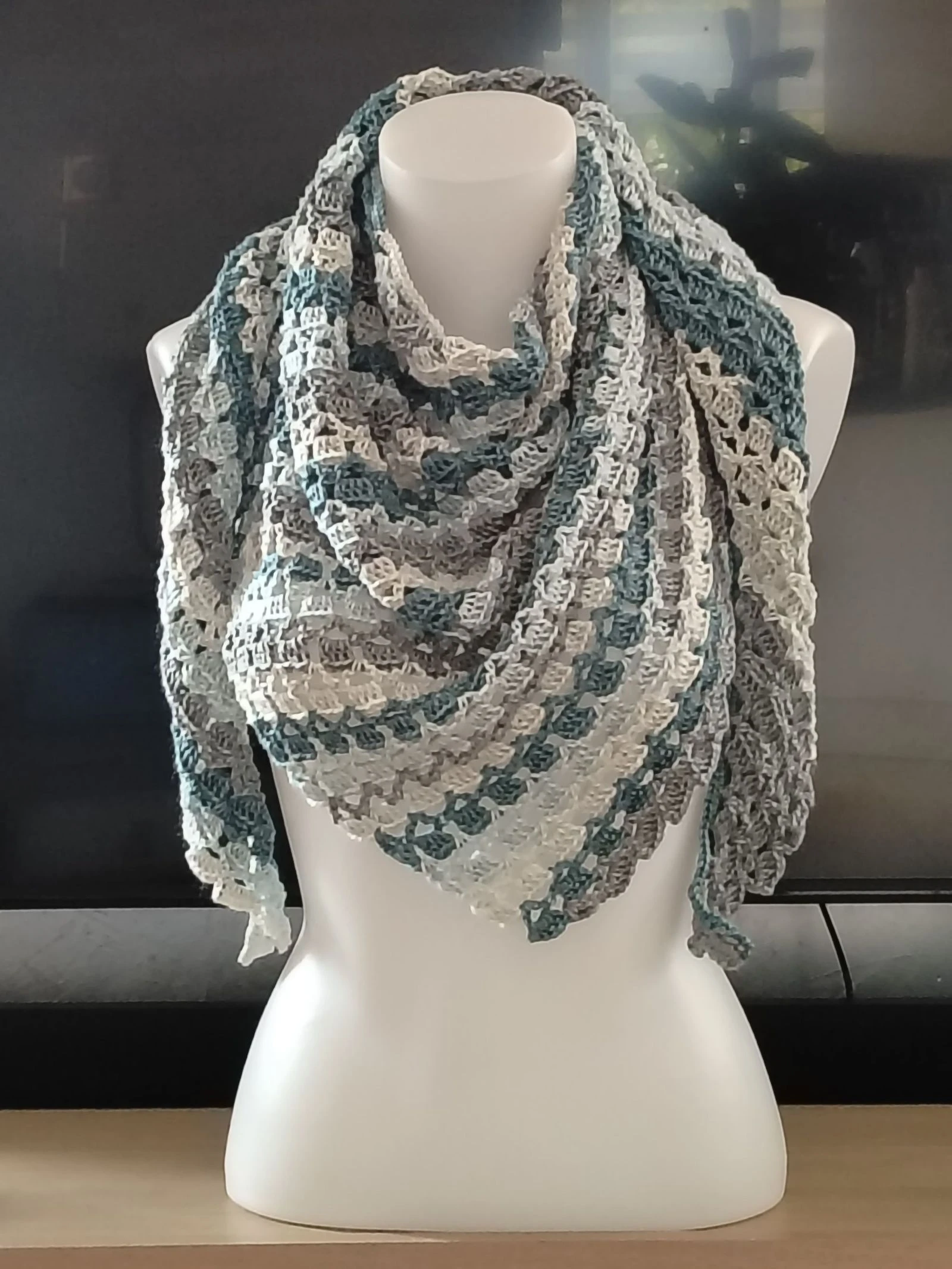 🌿 Chèche / Écharpe au crochet – Nuances de vert, gris et blanc